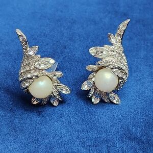 Carnegie Vintage 50s Glam Rhinestone Large Pearl Silver Clip On Earrings